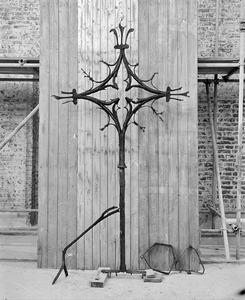 858125 Afbeelding van een smeedijzeren ornament van de Domtoren of Domkerk te Utrecht.